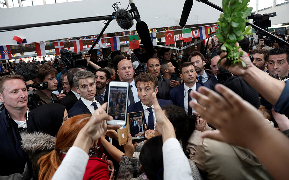 επεισοδιακή-εμφάνιση-μακρόν-του-πέτα-561830248