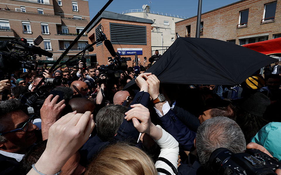 Επεισοδιακή εμφάνιση Μακρόν: Του πέταξαν ντομάτες σε λαϊκή αγορά (βίντεο)-1