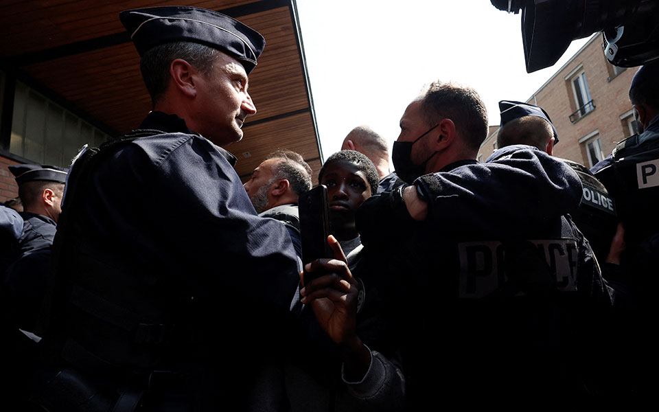 Επεισοδιακή εμφάνιση Μακρόν: Του πέταξαν ντομάτες σε λαϊκή αγορά (βίντεο)-2