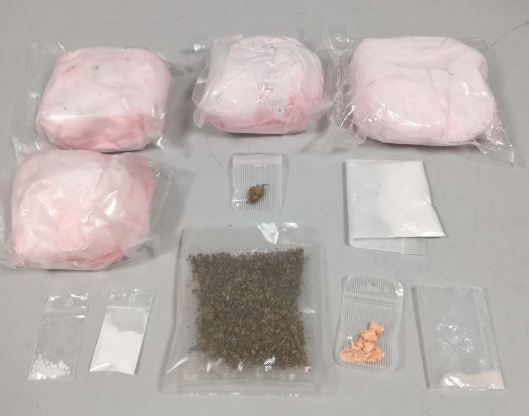 Θεσσαλονίκη: Έκρυβαν κοκαΐνη σε λούτρινα αρκουδάκια και τη διακινούσαν μέσω ΕΛΤΑ-1