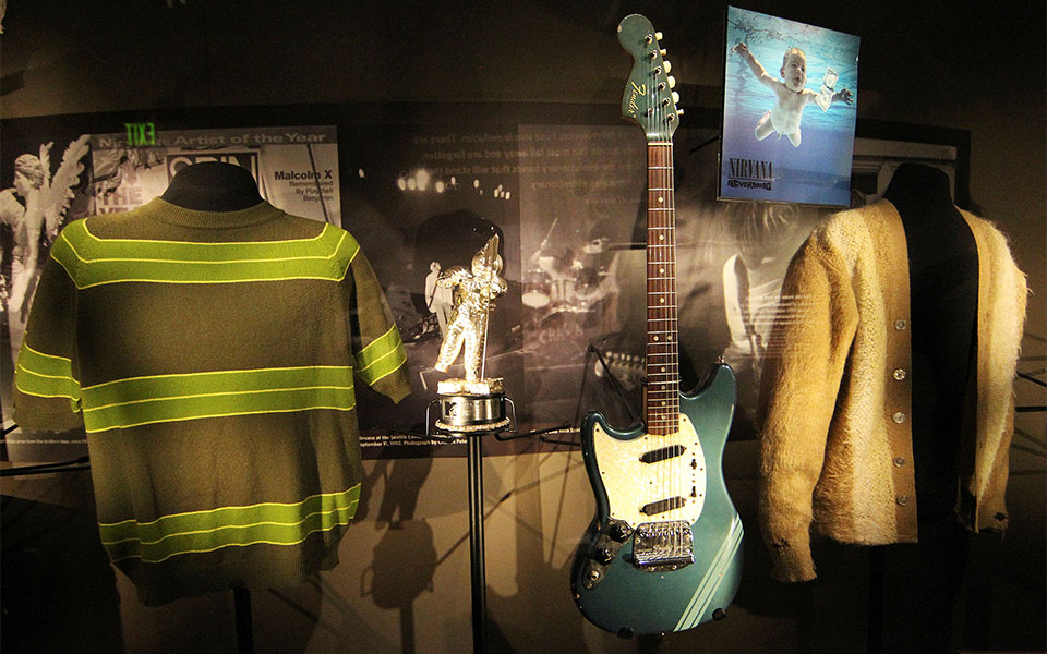 σε-δημοπρασία-η-κιθάρα-του-κερτ-κομπέι-561809539