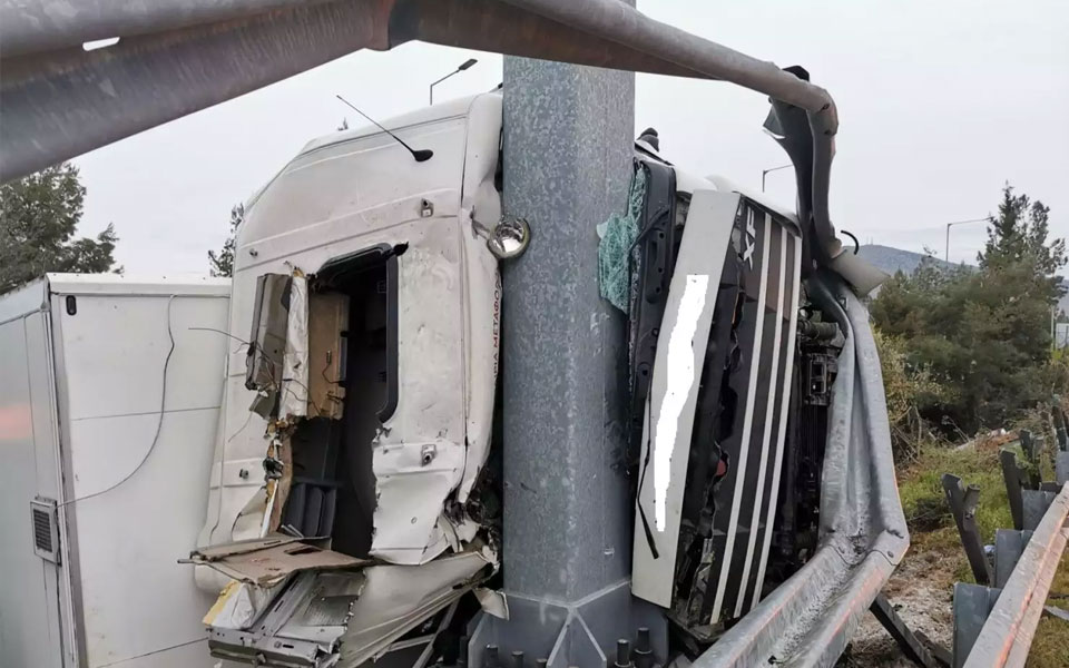 Λάρισα: Νεκρός οδηγός νταλίκας σε τροχαίο (εικόνες)-1