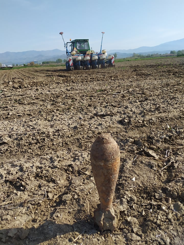 Σέρρες: Αγρότης βρήκε στο χωράφι του οβίδα του Β’ Παγκοσμίου Πολέμου (εικόνα)-1