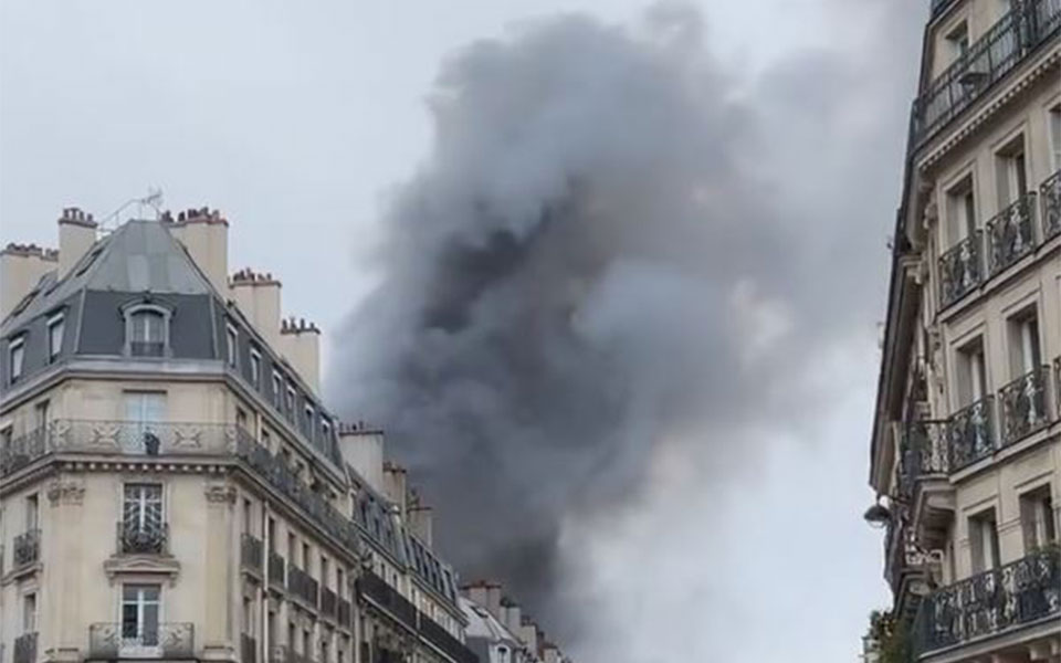 παρίσι-φωτιά-στο-κέντρο-της-πόλης-βίντ-561793186