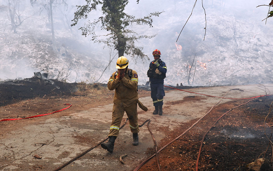 πύργος-σε-εξέλιξη-φωτιά-σε-αγροτοδασι-561792322