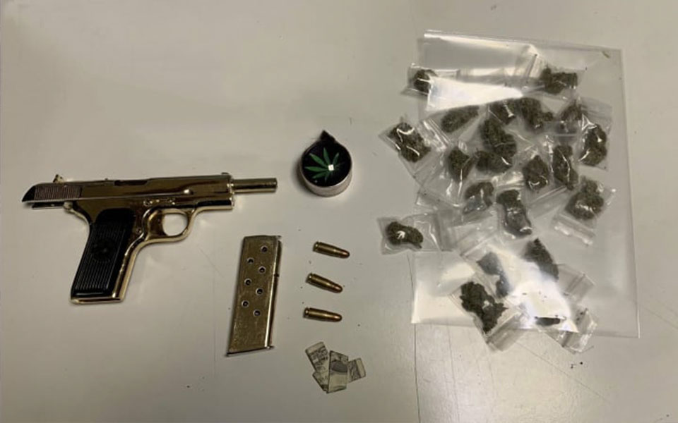 αθήνα-σύλληψη-20χρονου-που-περιφερόταν-561829906