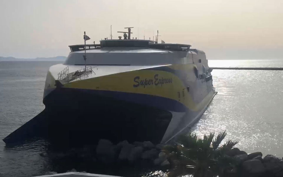 τήνος-πλοίο-προσάραξε-στο-νέο-λιμάνι-561825847