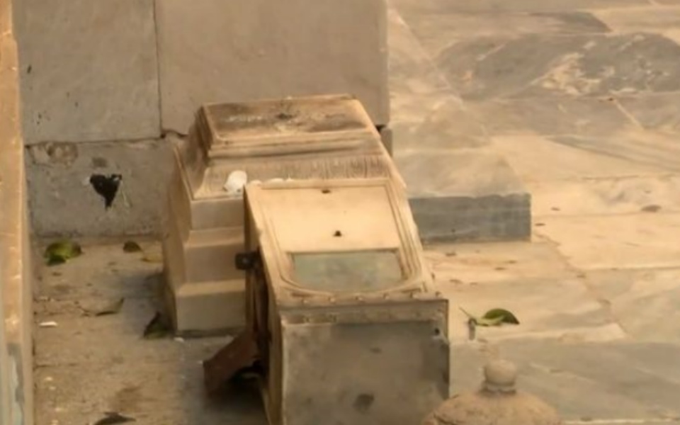 πλατεία-καρύτση-βανδάλισαν-την-εκκλη-561827122