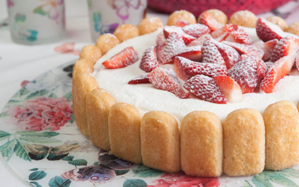 γρήγορη-σαρλότ-με-κρέμα-γιαούρτι-και-φ-561826732