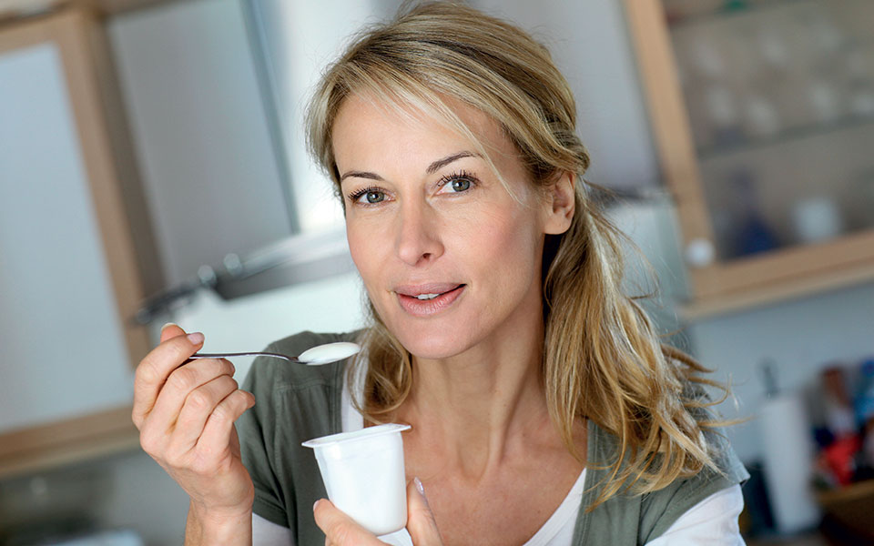 συμπληρώματα-ασβεστίου-και-βιταμίνη-561796774