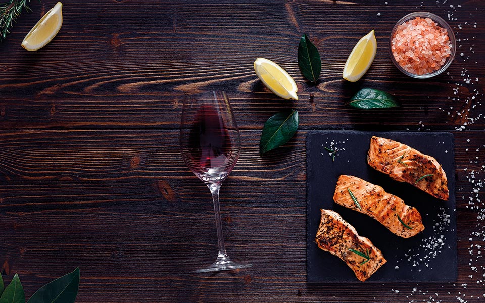 κρασί-και-σολωμός-αχτύπητο-δίδυμο-561817621