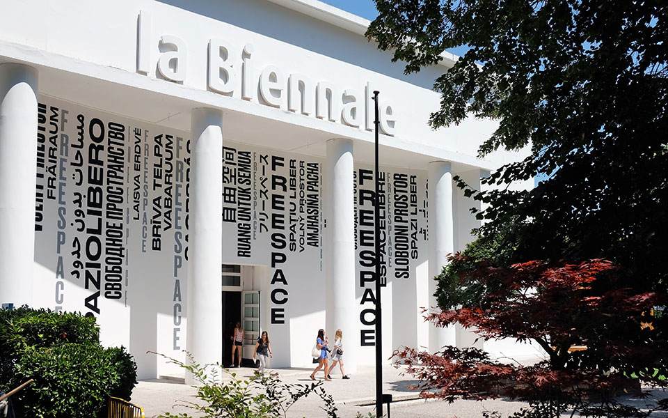 μπιενάλε-βενετίας-η-καλλιτέχνις-ρομπ-561811684