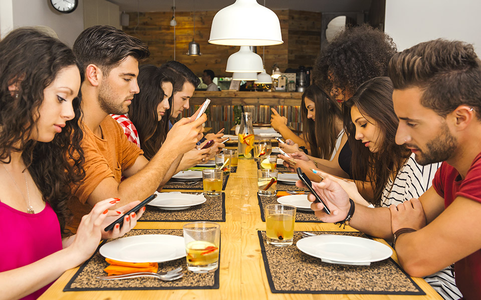 είναι-το-phubbing-η-νέα-κανονικότητα-στις-κοι-561798109