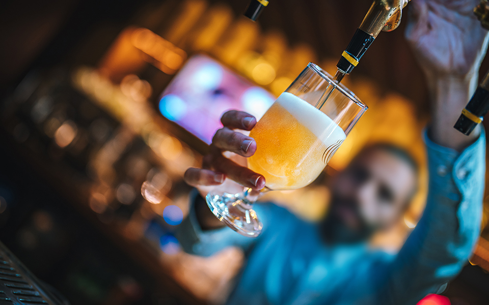πού-πίνουμε-craft-μπίρα-στην-αθήνα-9-taprooms-που-αγ-561802375