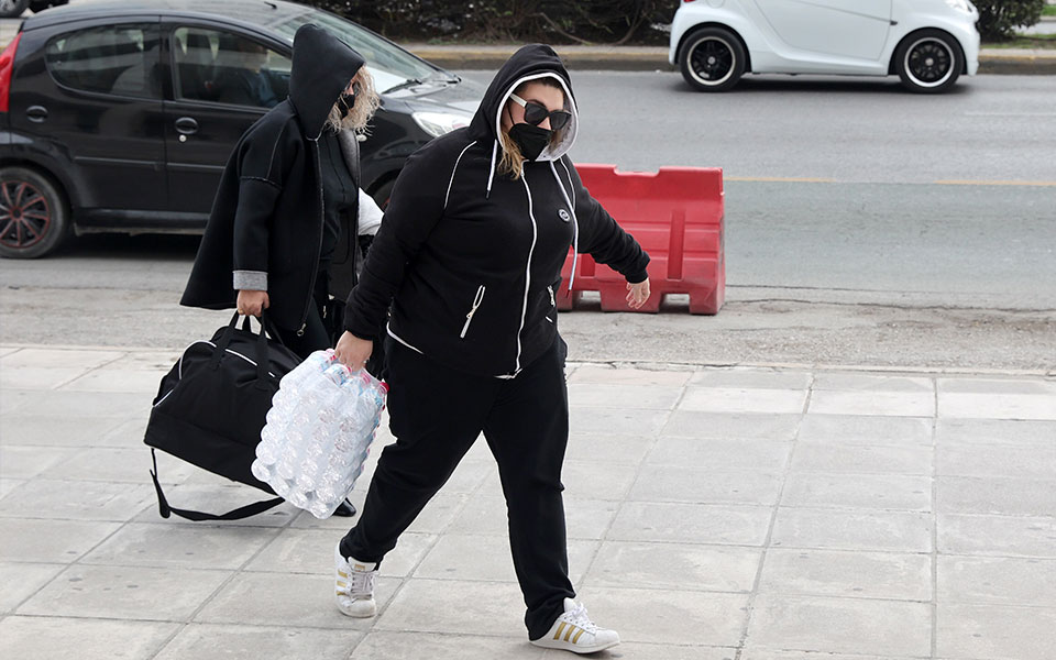 πισπιρίγκου-στη-γαδα-η-μητέρα-και-η-αδε-561792280