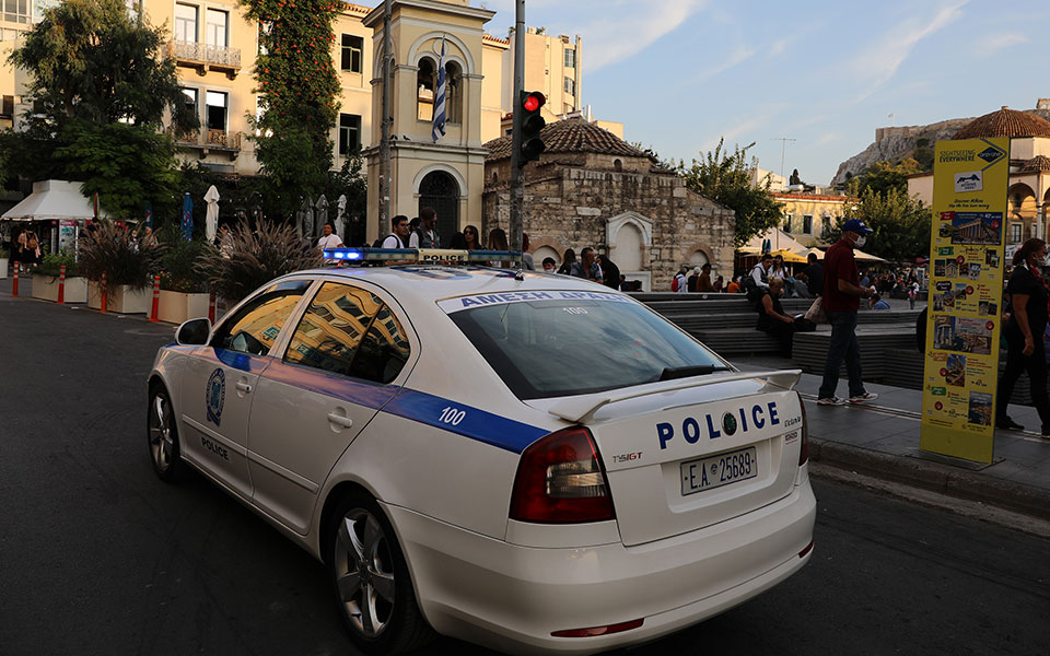 άλιμος-χειροπέδες-σε-δύο-μέλη-σπείρας-561796999