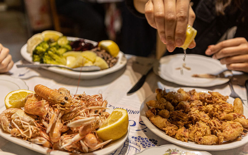 μετά-τον-επιτάφιο-πάμε-για-θαλασσινά-561821641
