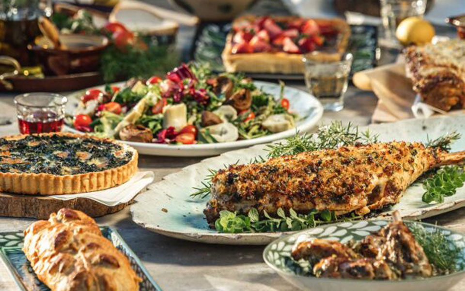 ένα-πασχαλινό-τραπέζι-στην-οικία-του-π-561825919