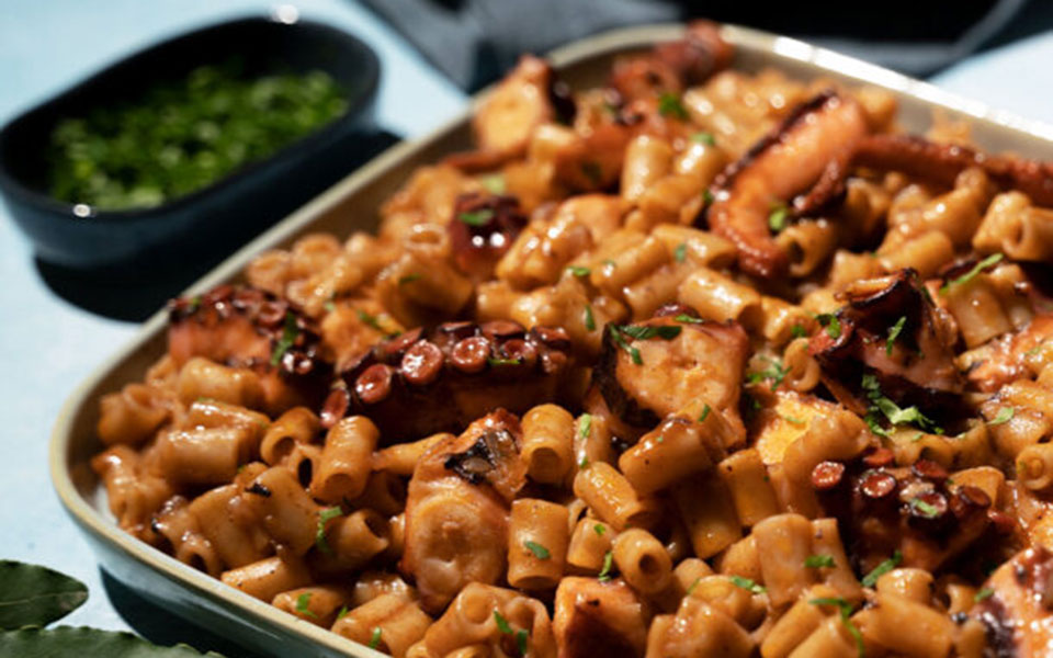 χταπόδι-με-κοφτό-μακαρονάκι-βίντεο-561819961