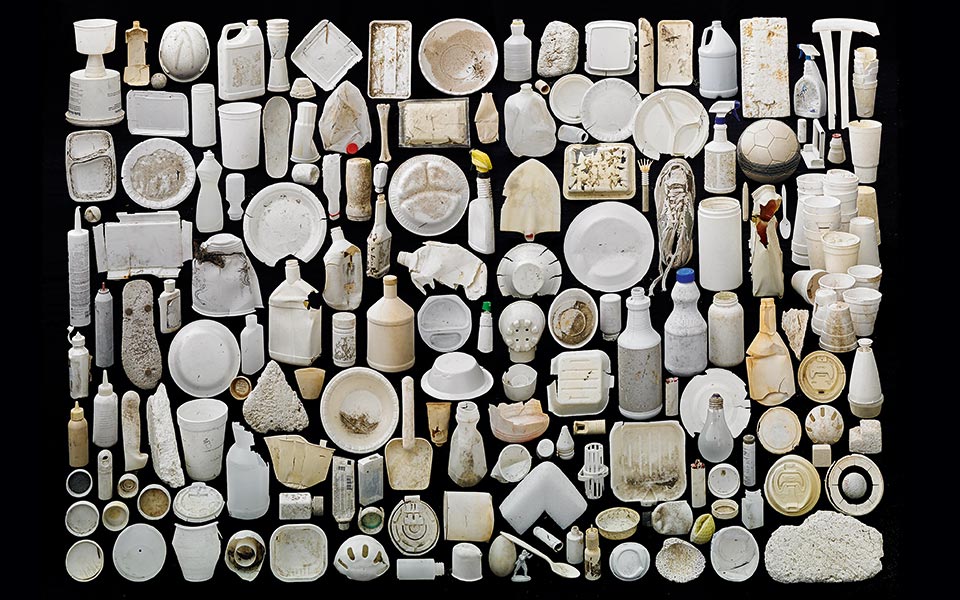 μαζεύει-σκουπίδια-κάνει-τέχνη-561837991