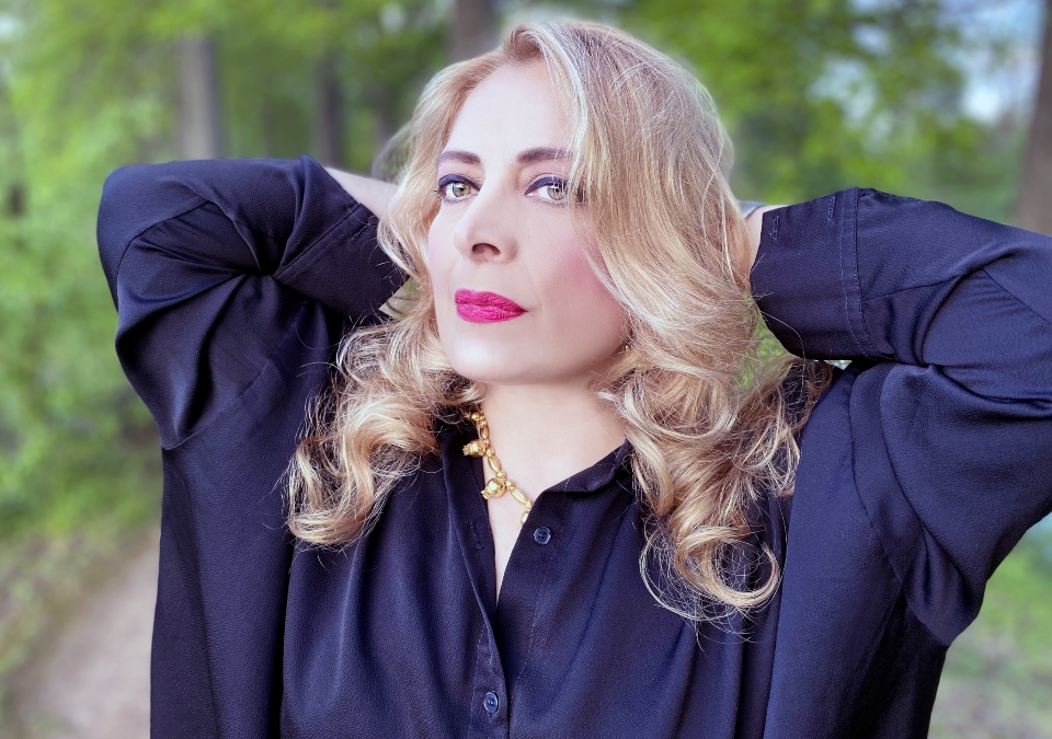 αλέξια-βασιλείου-το-σύμπαν-αγκαλιάζ-561883765