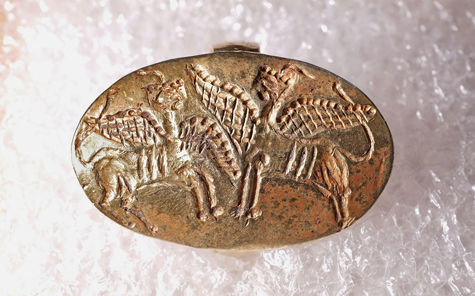 χρυσό-μυκηναϊκό-δαχτυλίδι-από-τη-νεκρ-561869122