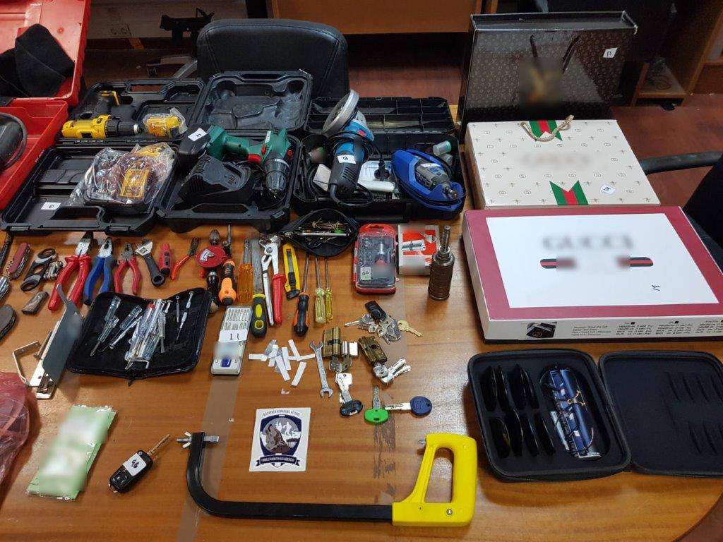 Χειροπέδες σε μέλη εγκληματικής οργάνωσης που «άδειαζαν» σπίτια στην Αθήνα-1