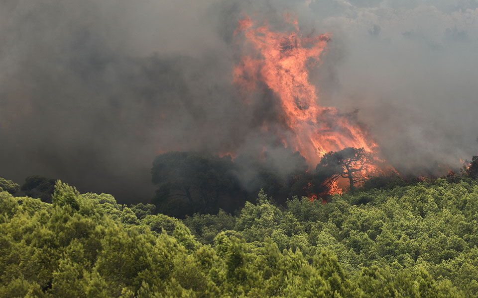 υπό-μερικό-έλεγχο-η-φωτιά-στο-λουτράκι-561870688