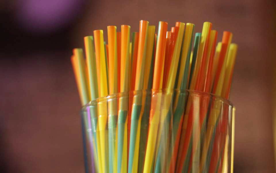 χάρτινα-καλαμάκια-σαν-πλαστικά-561865573