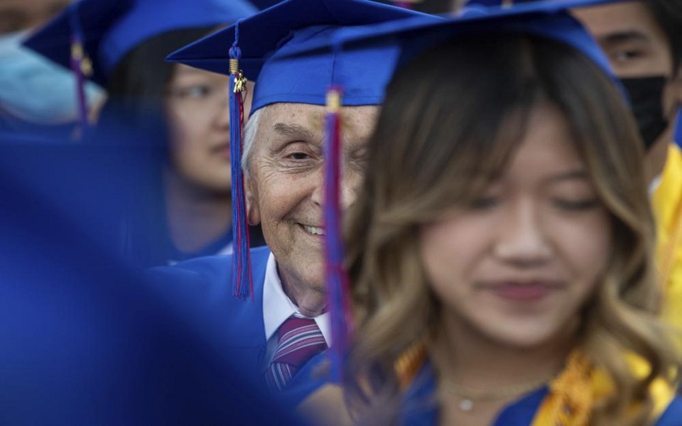 ηπα-απόφοιτος-λυκείου-έξι-δεκαετίες-μ-561886222