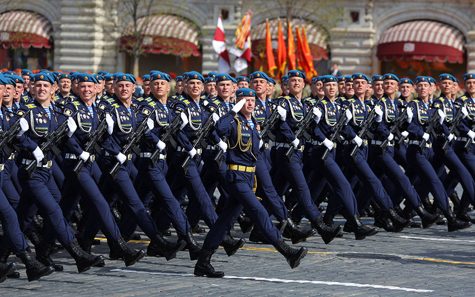 dw-όλα-έτοιμα-στην-κόκκινη-πλατεία-561848110