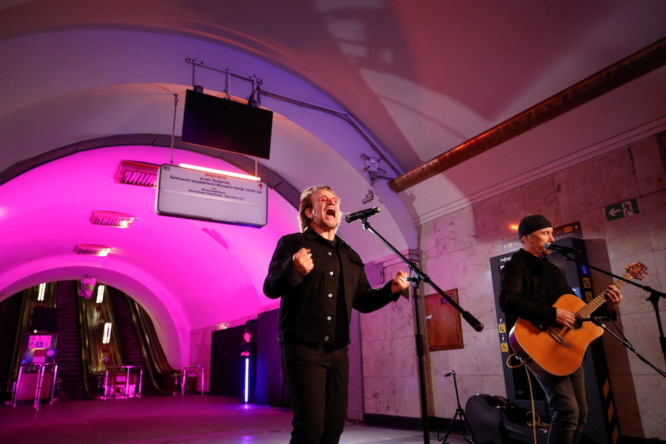 Ο Bono των U2 στο Κίεβο – Έδωσε συναυλία στο μετρό-1