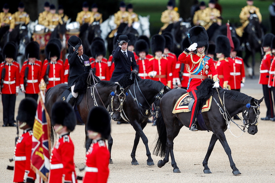 Βρετανία: Όλα έτοιμα για την παρέλαση προς τιμήν της βασίλισσας – Χιλιάδες στρατιώτες και εκατοντάδες άλογα επί ποδός-1