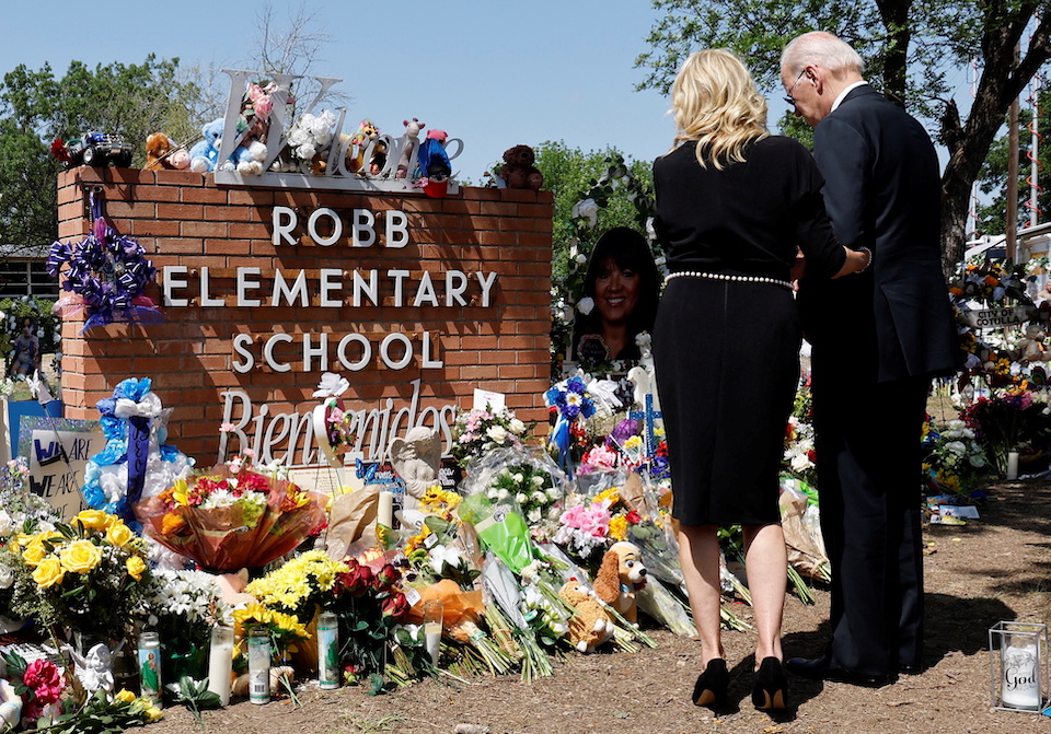 Τέξας: Ο Μπάιντεν με τη σύζυγό του στο σχολείο όπου έγινε η επίθεση-1