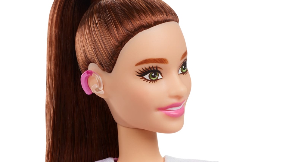 η-barbie-φοράει-ακουστικό-βαρηκοΐας-ο-ken-έχει-561855298