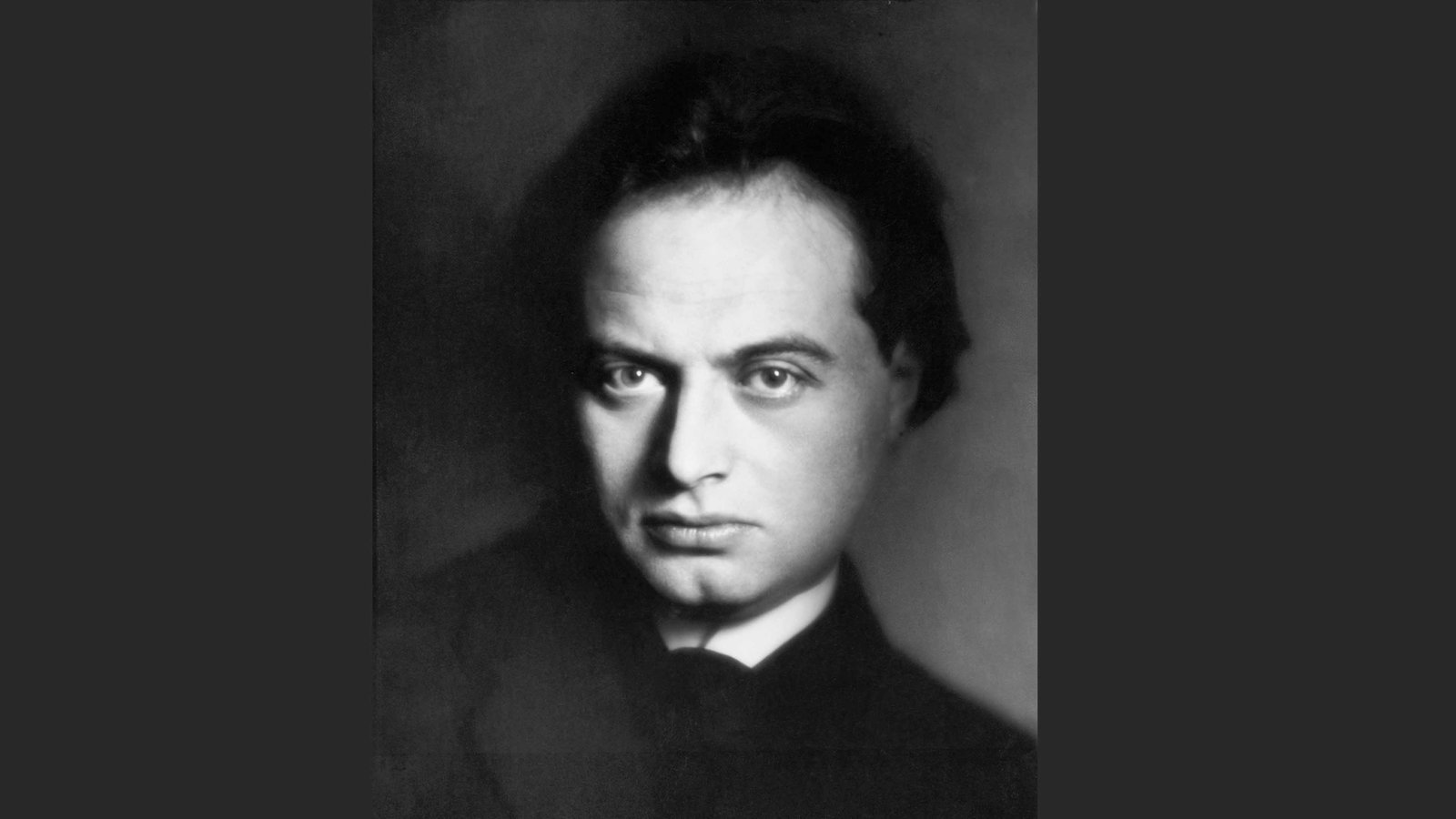 ατμόσφαιρα-από-το-υπόστρωμα-της-κεντρ-561850093