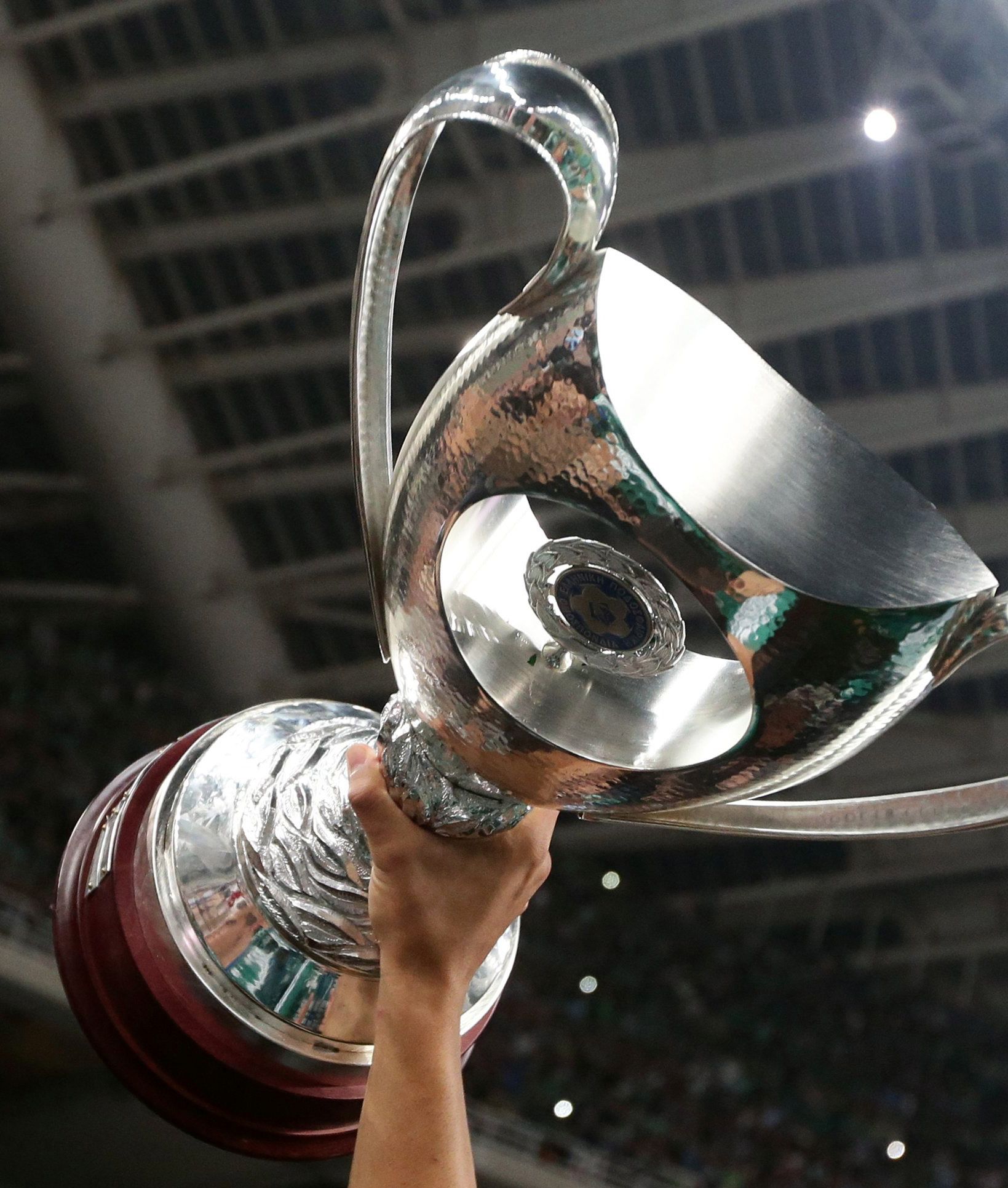 κύπελλο-η-αυλαία-πέφτει-με-έναν-σπουδα-561870364