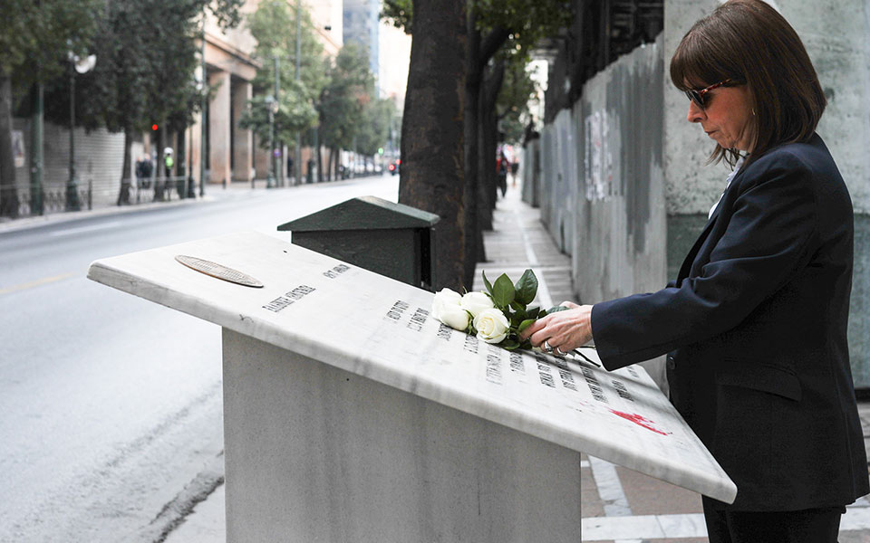 στο-μνημείο-των-θυμάτων-της-marfin-η-κ-σακελ-561842095