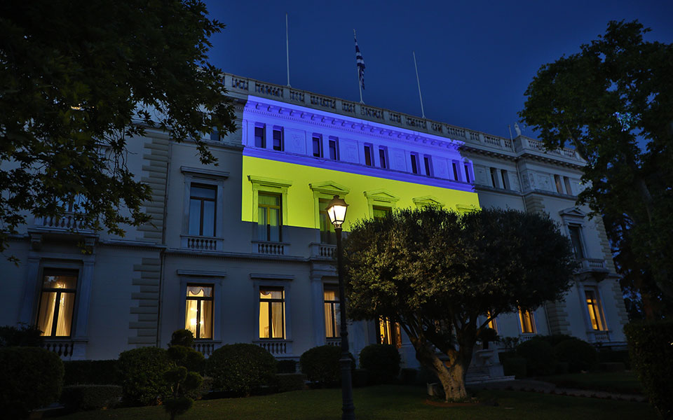 Στα χρώματα της Ουκρανίας το Προεδρικό Μέγαρο-3