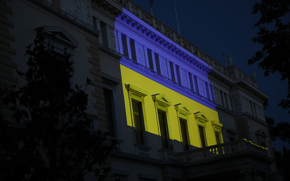 Στα χρώματα της Ουκρανίας το Προεδρικό Μέγαρο-2