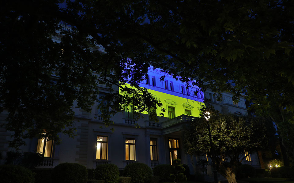 Στα χρώματα της Ουκρανίας το Προεδρικό Μέγαρο-4