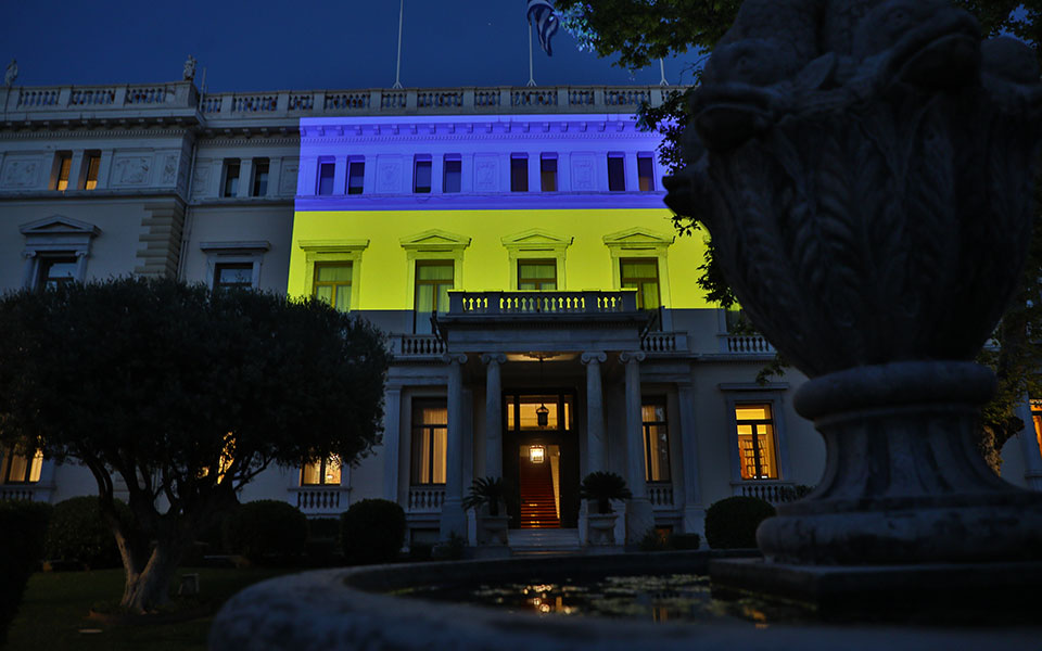 Στα χρώματα της Ουκρανίας το Προεδρικό Μέγαρο-1