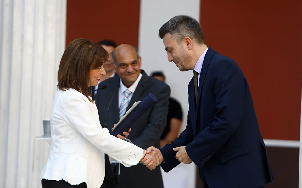 οι-υγειονομικοί-συντάκτες-τιμήθηκαν-561880867