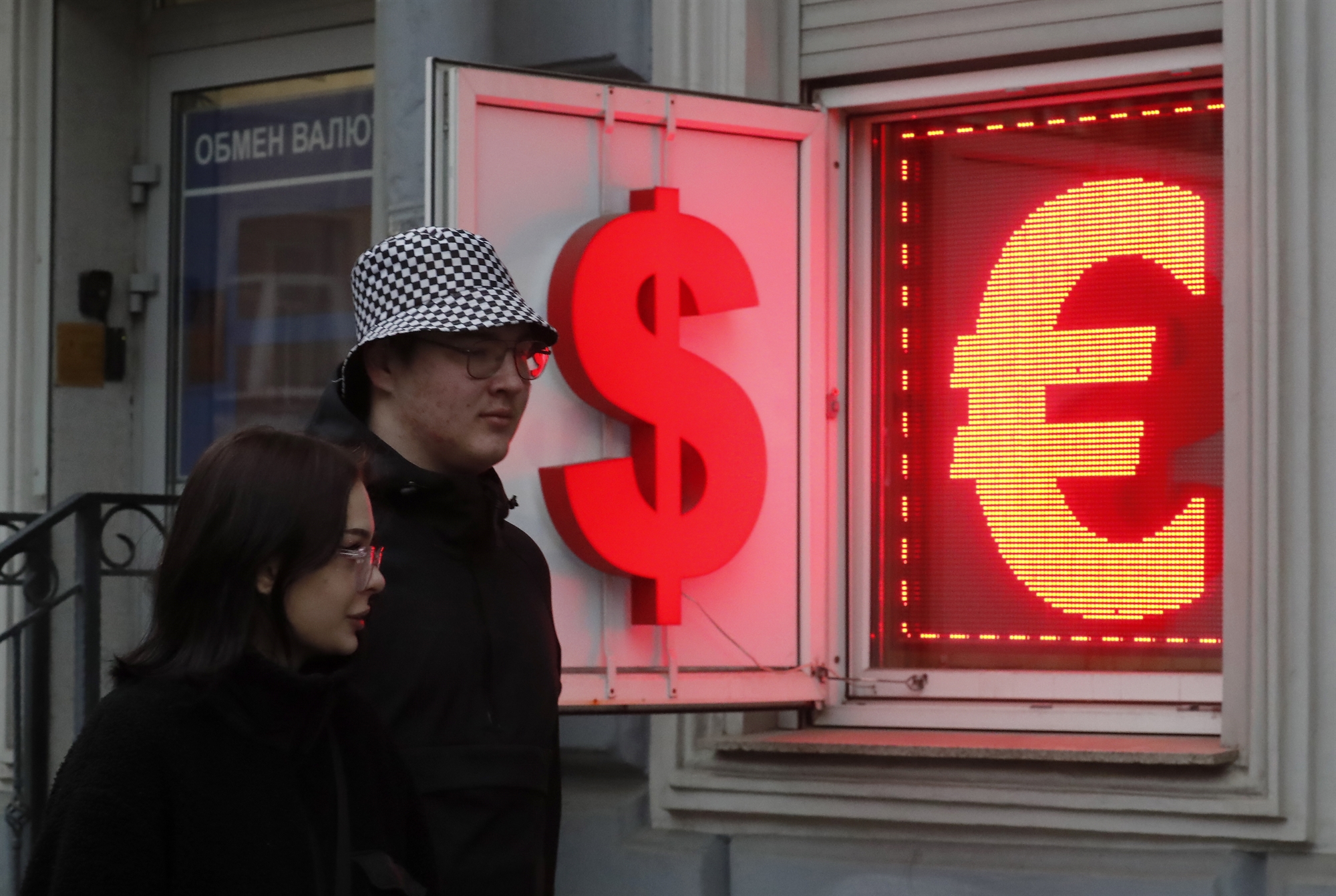 η-ρωσία-μείωσε-τα-επιτόκια-για-να-φρενά-561880411