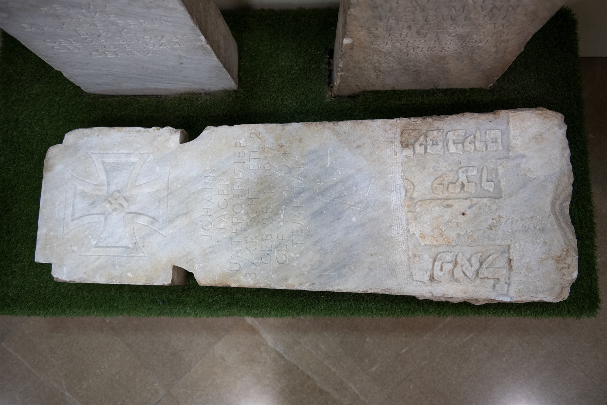 ταφόπλακα-με-εβραϊκά-γράμματα-και-ναζ-561845980