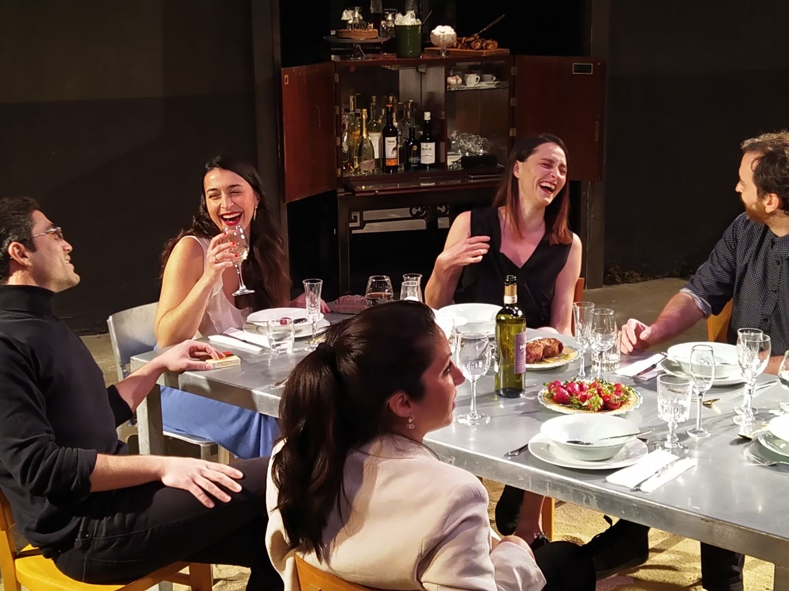 ένα-γεύμα-με-μενού-την-ωμή-βία-561843376