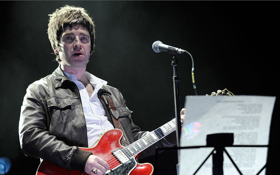 η-σπασμένη-κιθάρα-των-oasis-που-οδήγησε-στη-561865207