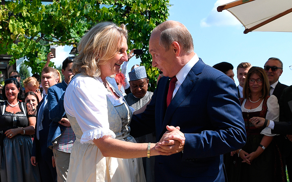 μετά-τον-σρέντερ-η-κάριν-κνάισλ-παρα-561873607