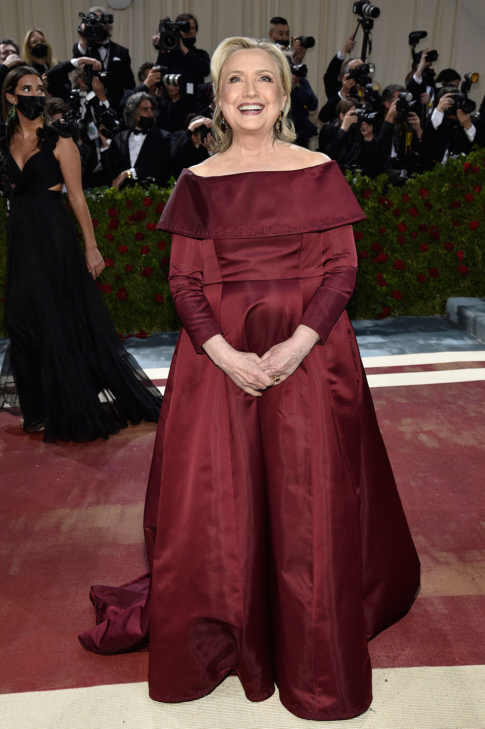 Met Gala 2022: Το φόρεμα της Χίλαρι Κλίντον με τα ονόματα γυναικών τις αμερικανικής ιστορίας-1