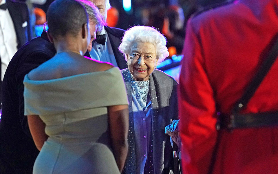 βασίλισσα-ελισάβετ-παρούσα-στην-έναρ-561861427